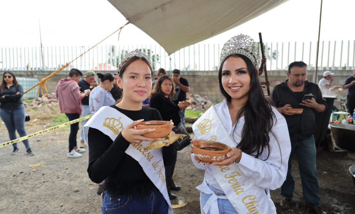 Degustan familias del tradicional Mole Prieto en la Feria de Chiautempan