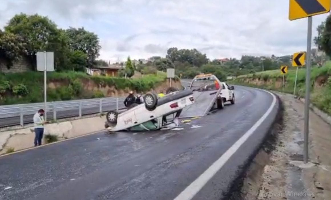 Vuelca vehículo de Coca-Cola en carretera Apizaco-Tlaxcala