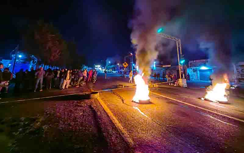 Bloquean Vía Corta en San Pablo del Monte por hartazgo de la población