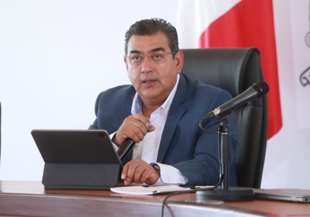 Libros y uniformes serán entregados a escuelas de Puebla a más tardar en octubre
