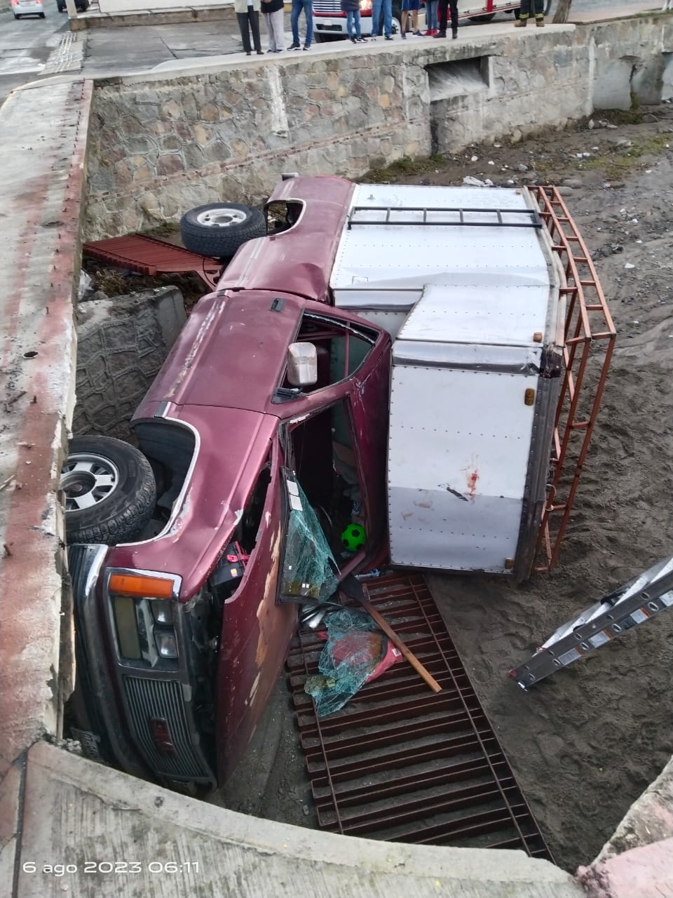 Cae camioneta a pequeña barranca en Huamantla 
