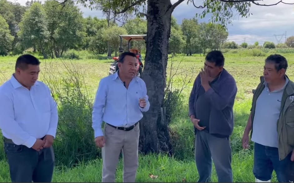 Gerardo Sánchez aporta semilla y tractores para reactivar “parcelas escolares” en Mihuacan
