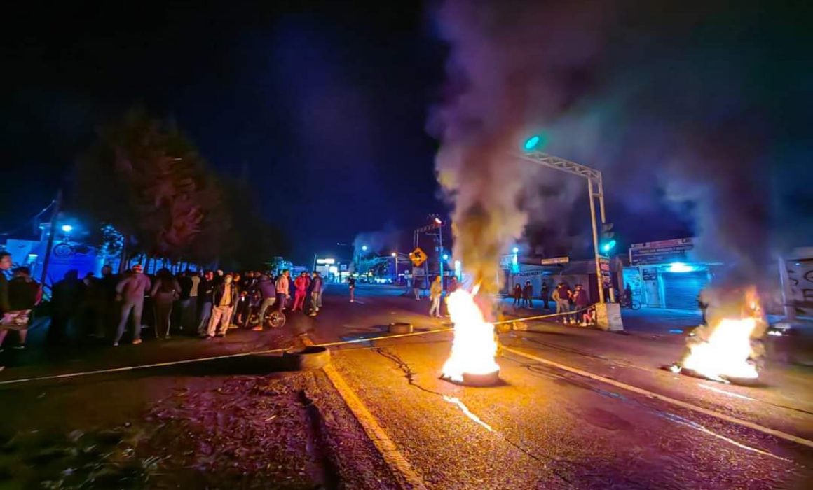 Bloquean pobladores la carretera Vía Corta en San Pablo del Monte