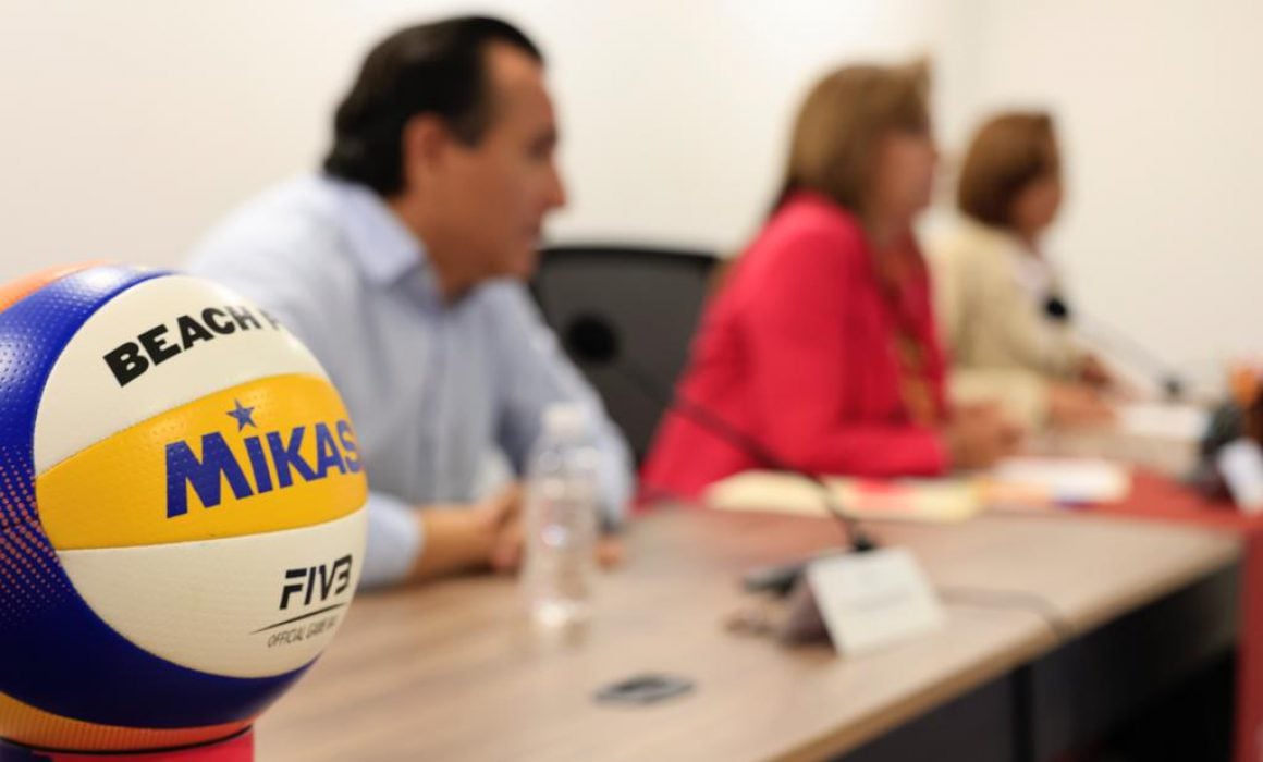 Socializa Lorena Cuéllar campeonato mundial de voleibol con alcaldes