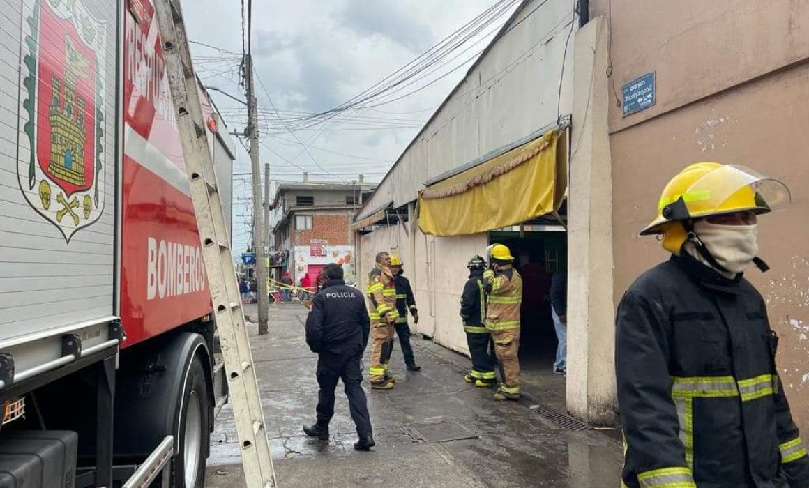 Se incendia Mercado 12 de Mayo en Apizaco; no hay lesionados