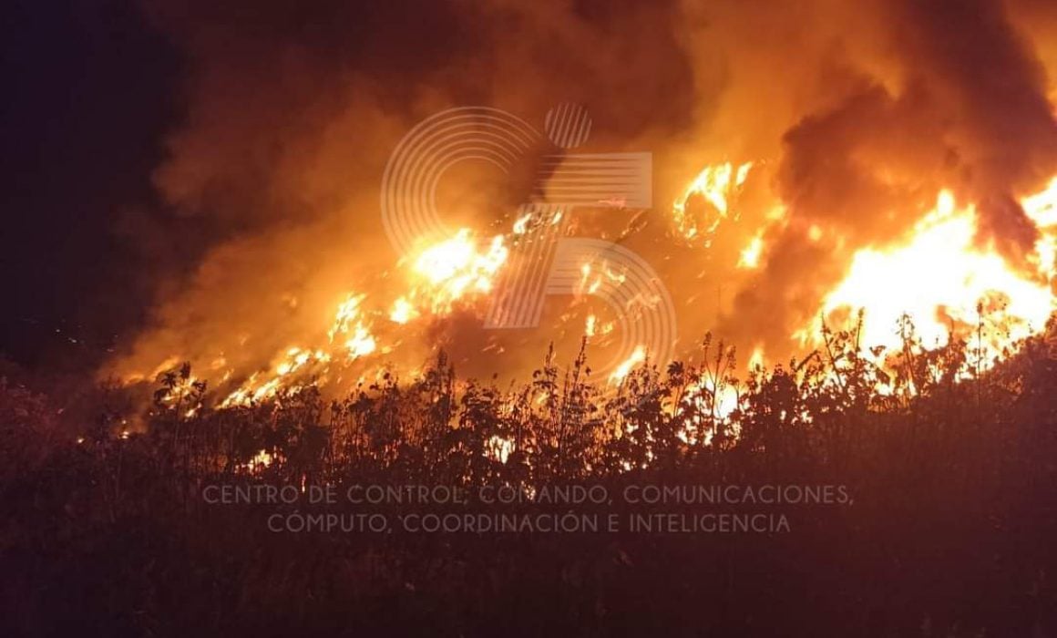 Se quema relleno sanitario de Panotla; bomberos combaten incendio