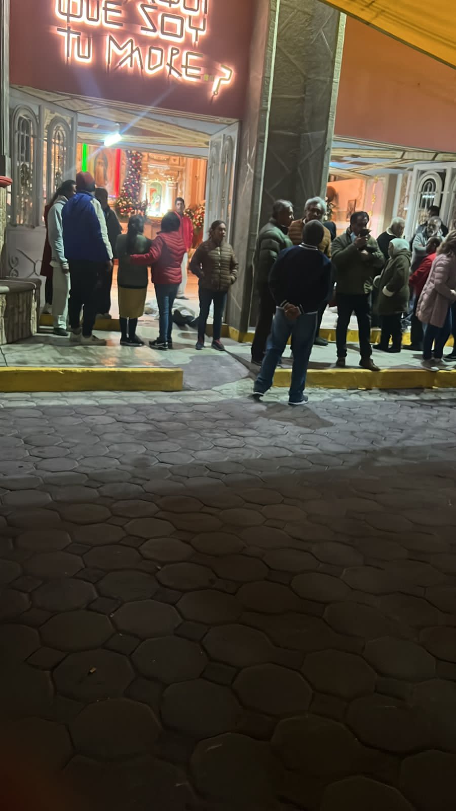 Muere hombre a las afueras de la capilla de Guadalupe, en Tlaltelulco: minutos antes visitó el templo
