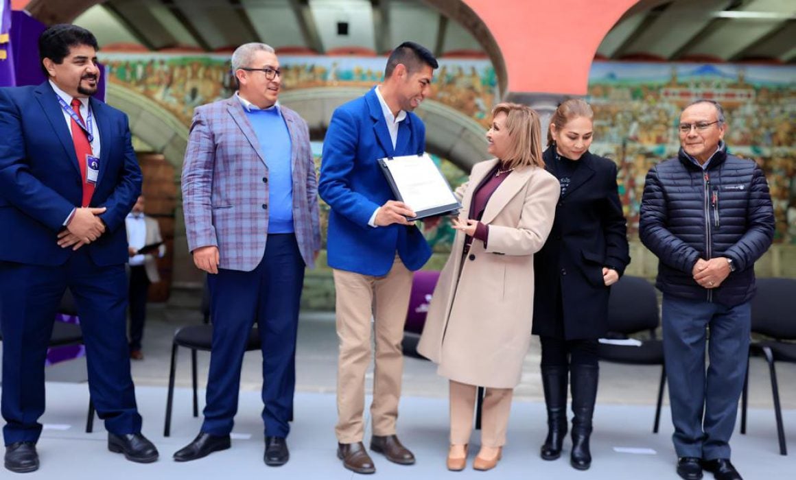 Entrega Lorena Cuéllar plazas a docentes de nivel básico