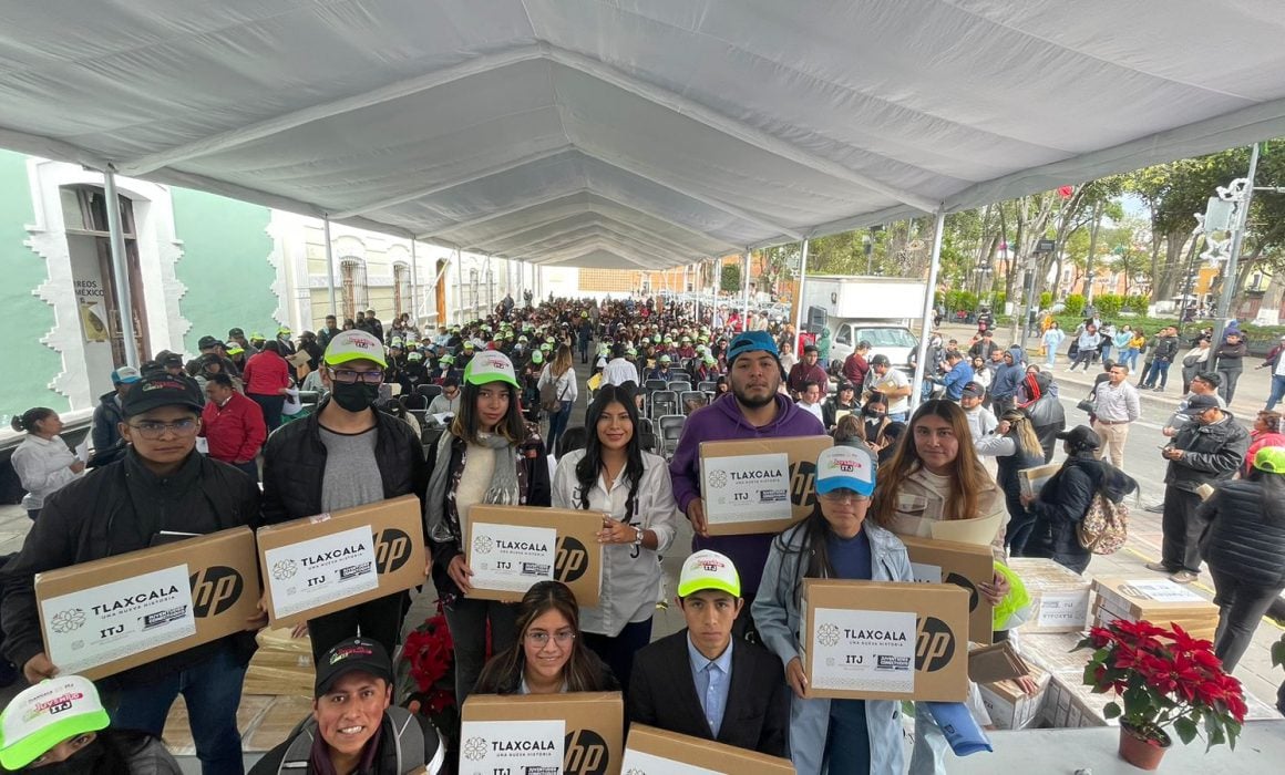 Entregó Instituto Tlaxcala de la Juventud laptops a universitarios