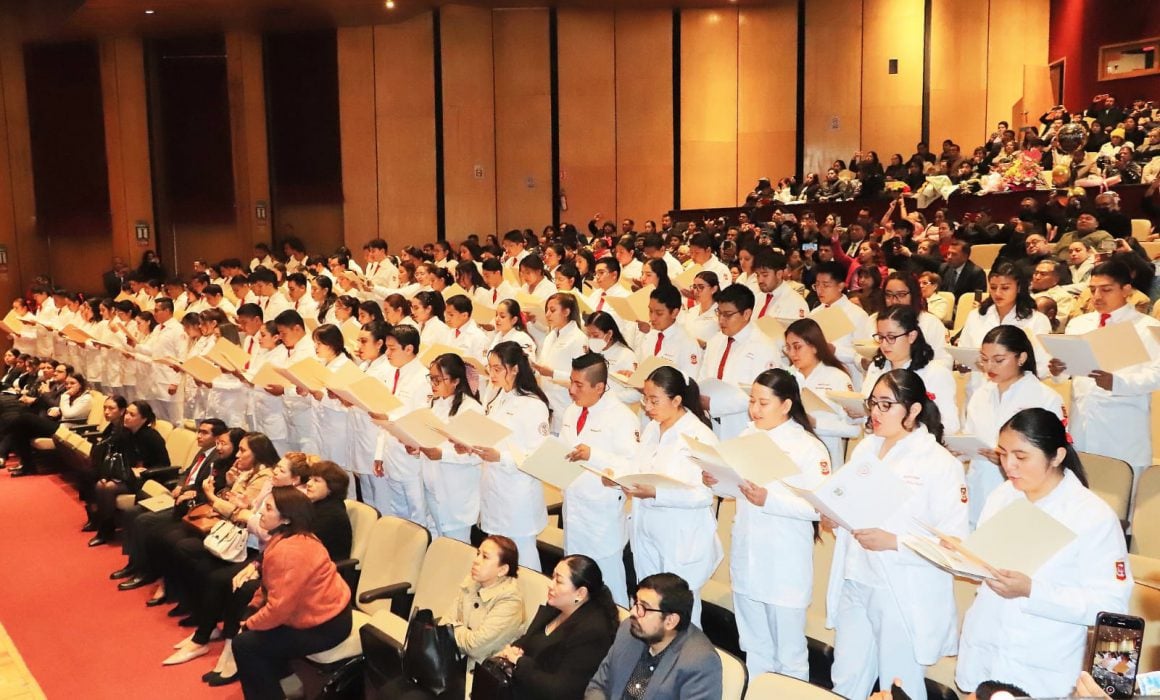Gradúa UATX a médicos cirujanos
