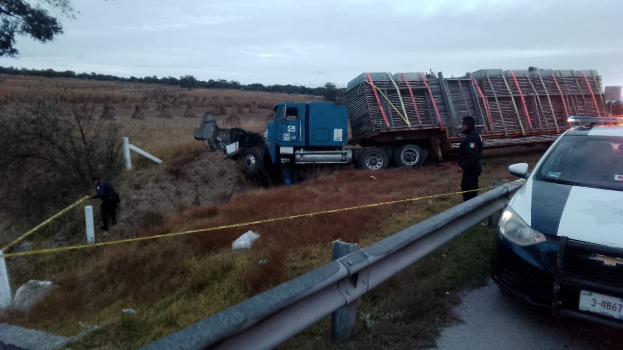 Mueren 3 integrantes de una familia tras chocar su camioneta contra tráiler, en Zitlaltepec