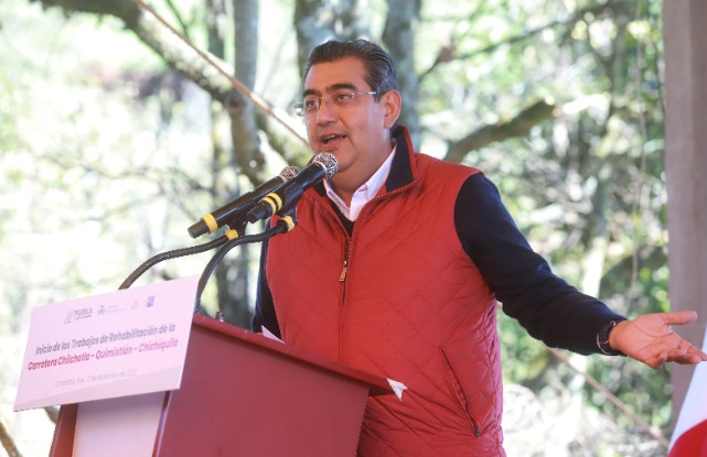 Sergio Céspedes inicia rehabilitación de carreteras en Tepeyahualco y Chilchotla