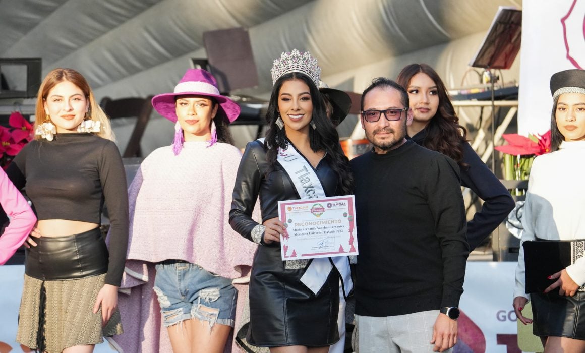 Destacan artesanos y colectivos de la capital en pasarela navideña