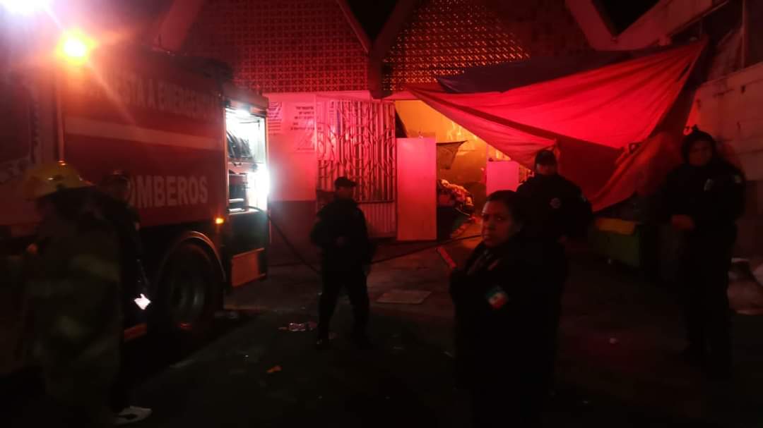 Daños materiales deja incendio en mercado municipal de Tlaxcala esta madrugada 