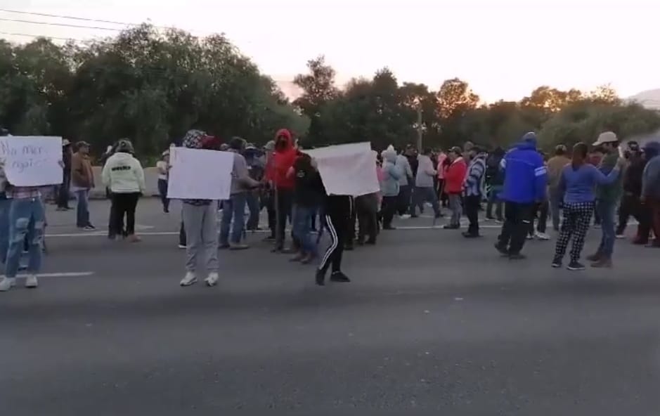 Protesta en Xalmimilulco deja 6 policías heridos y 7 civiles detenido