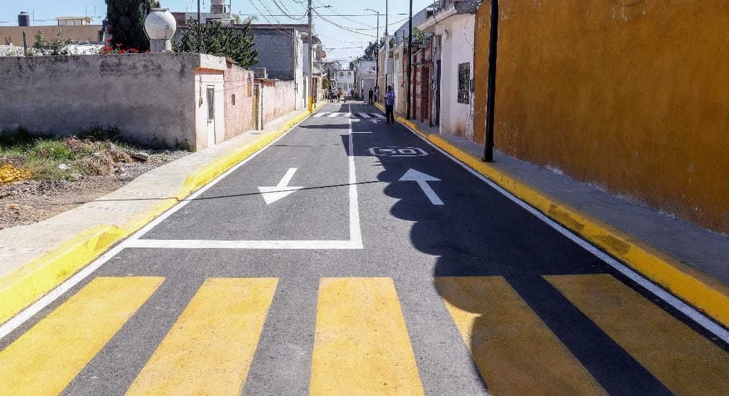 Atiende Paola Angon petición de 35 años con pavimentación para vecinos de Santiago Momoxpan