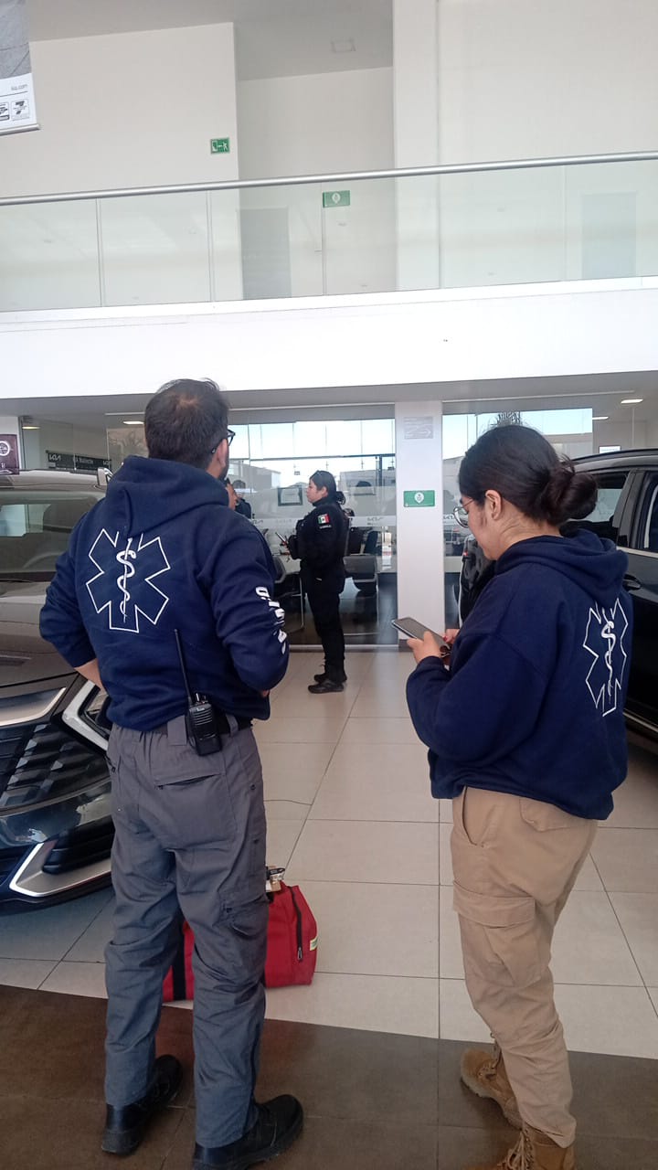 Con pistola en mano, par de sujetos asaltan a clientes dentro de agencia de autos, en Apizaco
