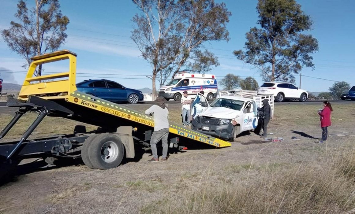 Vuelca camioneta repartidora de gas en Calpulalpan; deja un herido