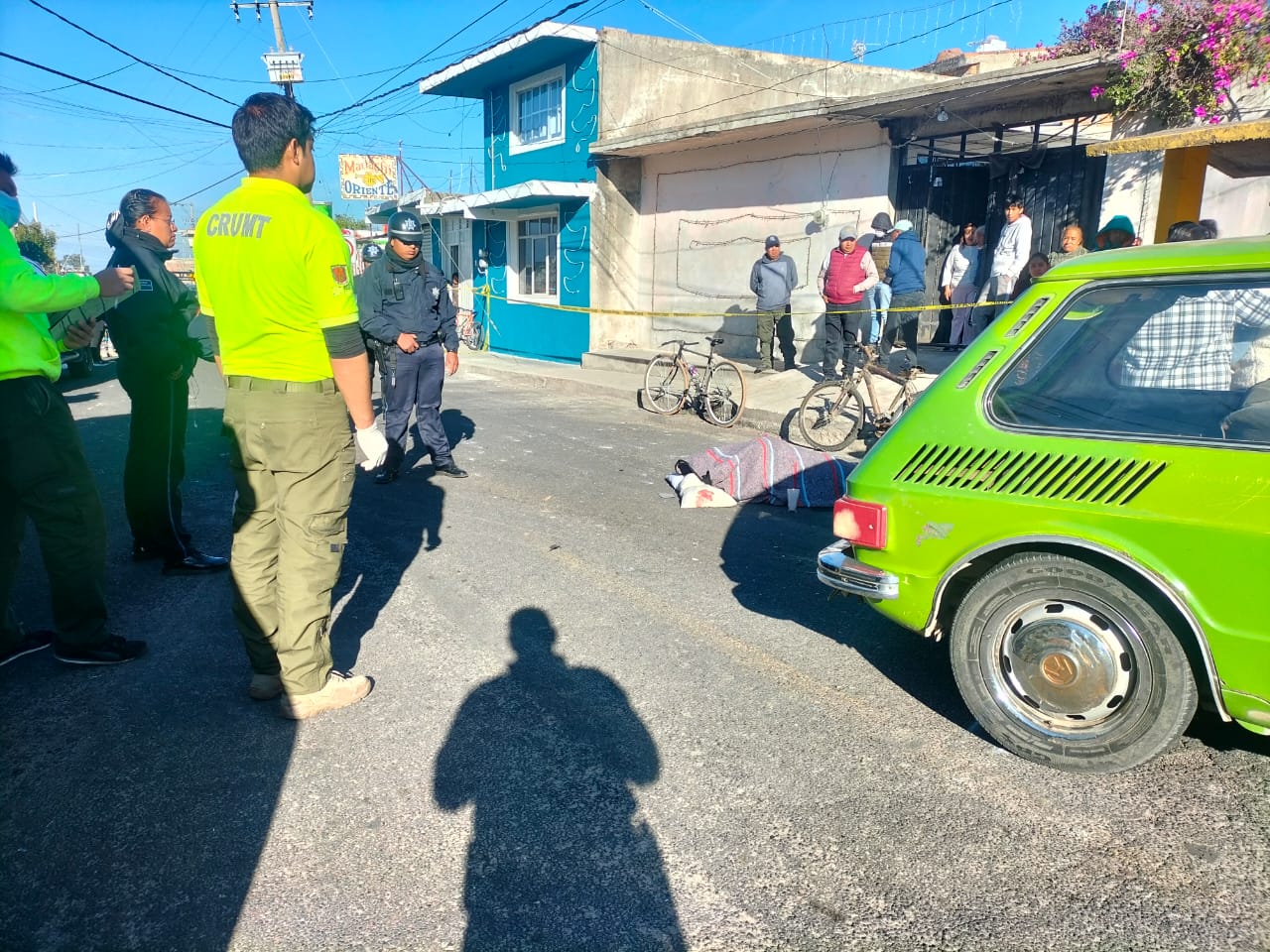 Joven motociclista pierde la vida tras colisionar con un VW Brasilia, en Chaiutempan