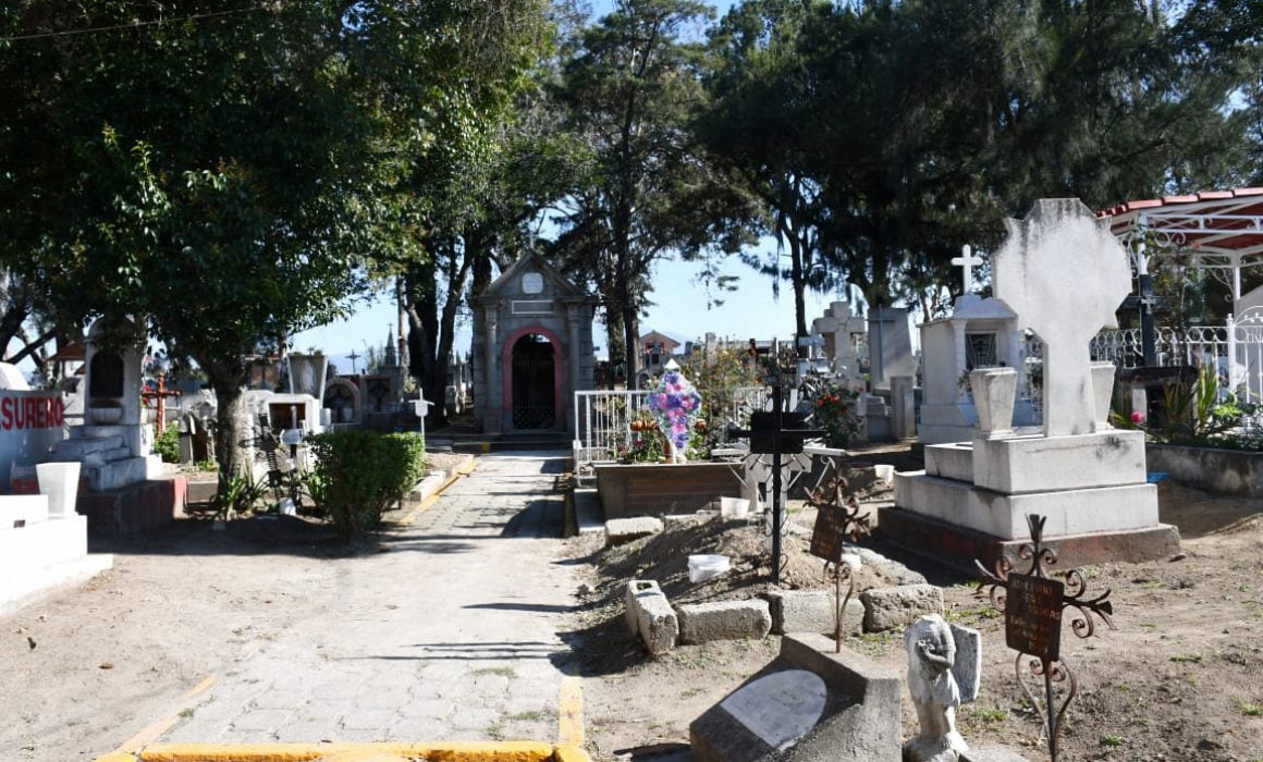 Mantienen limpio y ordenado el panteón municipal La piedad en Apetatitlán