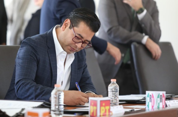 Dirigente del PRI en Puebla niega desbandada