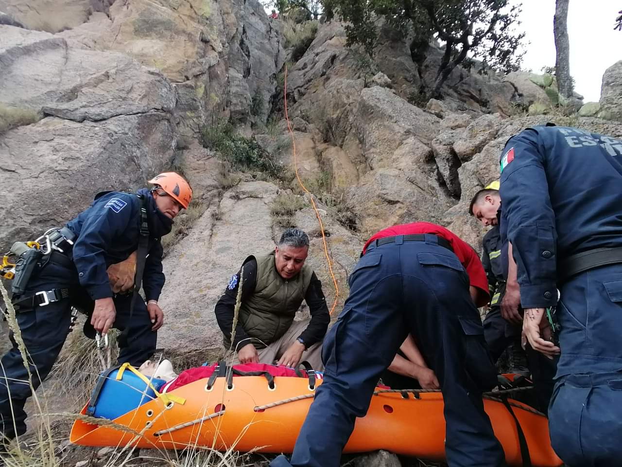 RESCATAN A JOVEN QUE CAYÓ A UN BARRANCO, EN EL CUATLAPANGA.