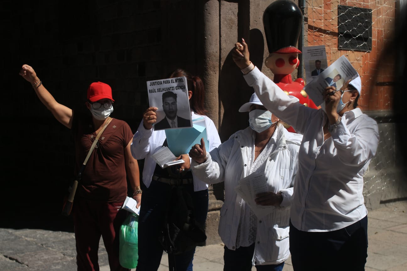 Claman justicia para docente asesinado en Apetatitlán