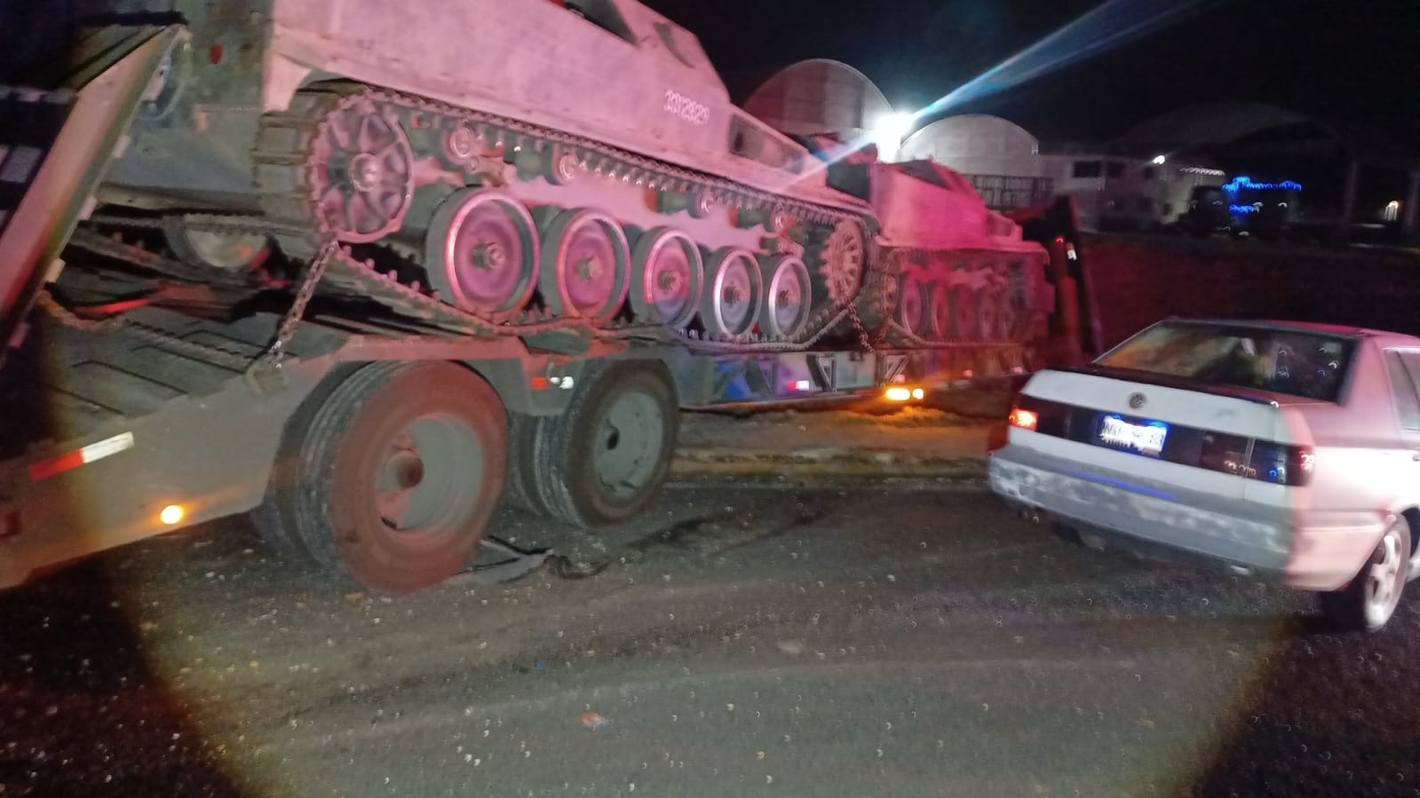 Camión de la SEDENA que transportaba tanques se accidenta en Calpulalpan