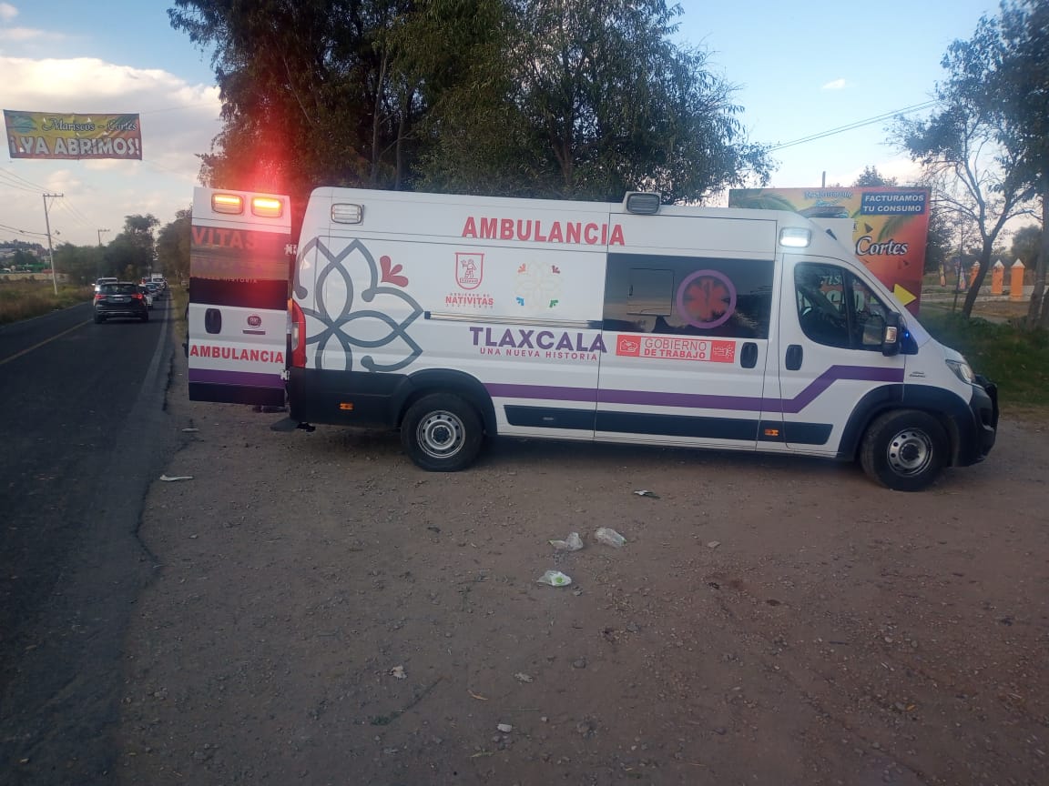 Músicos derrapan en su motocicleta y resultan severamente lesionados, en Nativitas