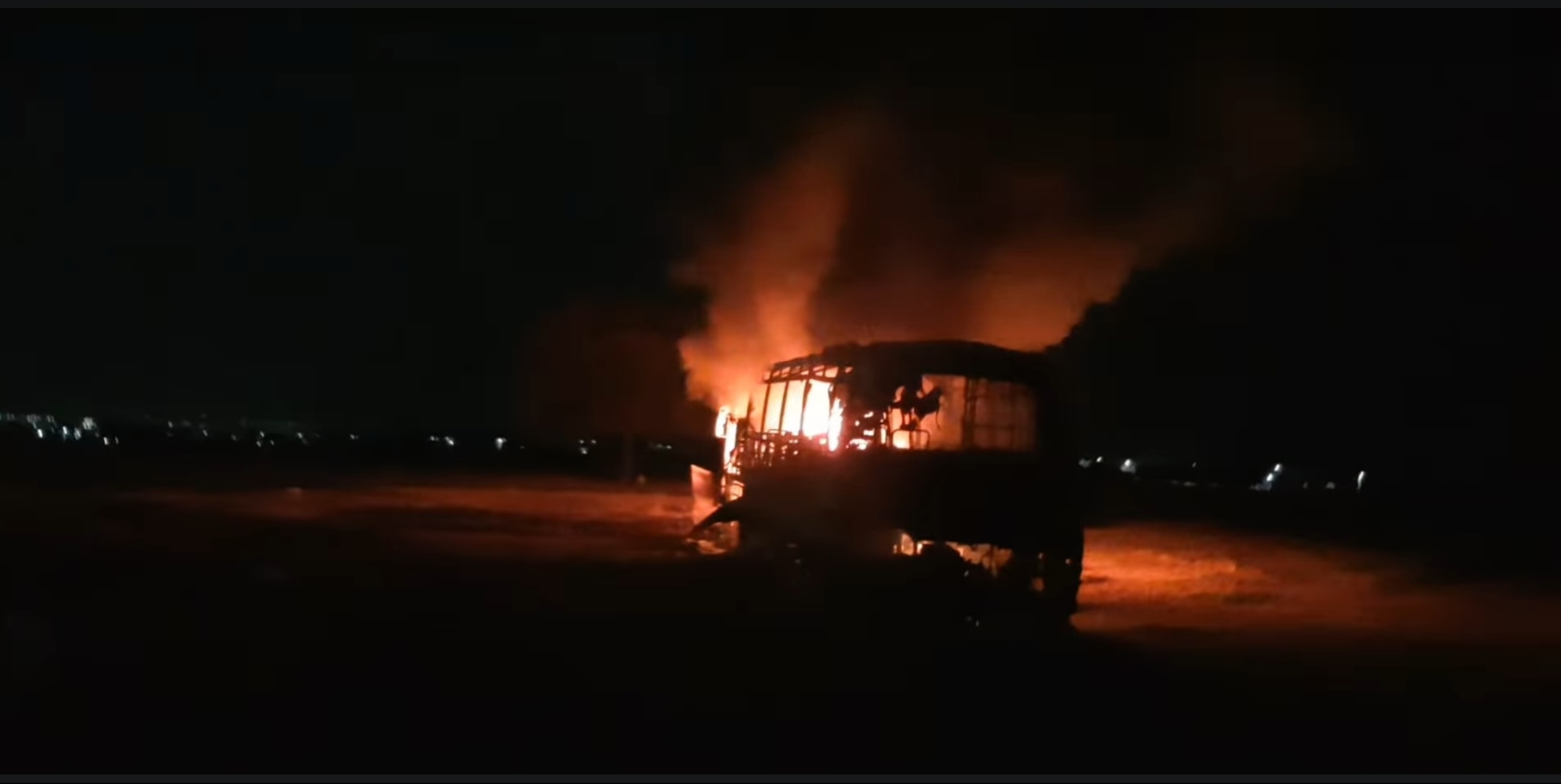 En Huamantla, turba quema autobús; empresa rompe negociaciones