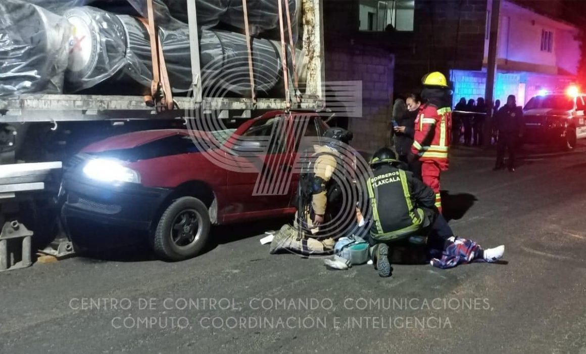 Sobrevive hombre tras quedar prensado bajo un tráiler en Chiautempan