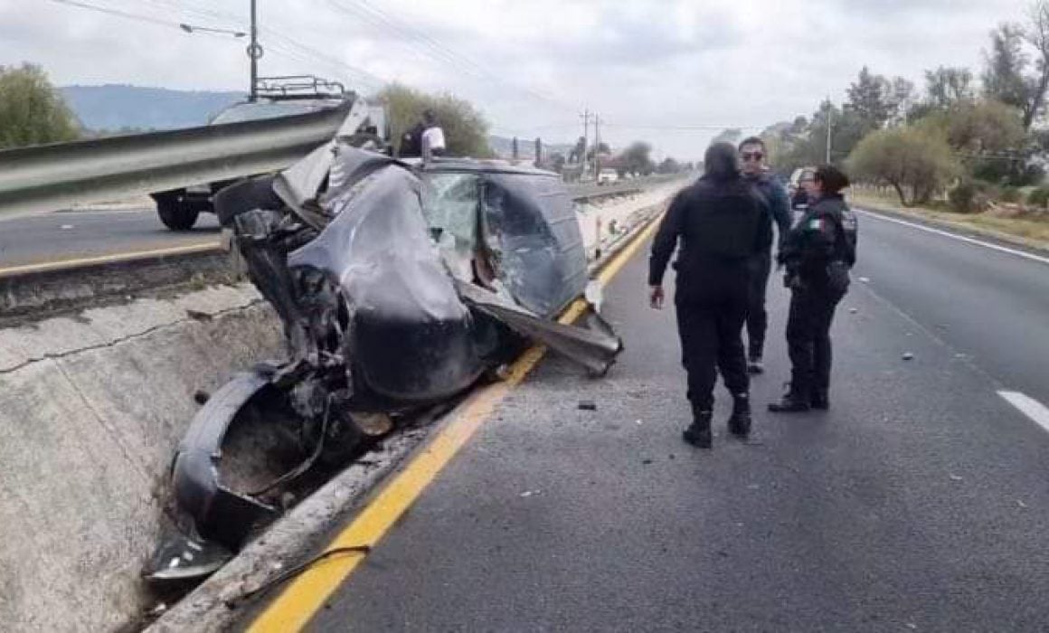 Vuelca pareja y abandonan su vehículo en la Tlaxcala-Texmelucan, en Ixtacuixtla