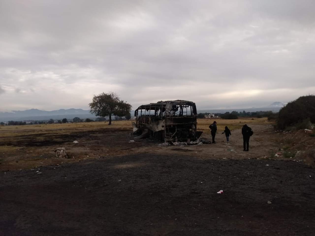 Incendian autobús de la línea Oro que atropelló y mató a un joven, en Ignacio Zaragoza, Huamantla