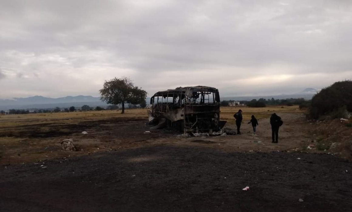 Pobladores incendian autobús que atropelló a motociclista en Huamantla