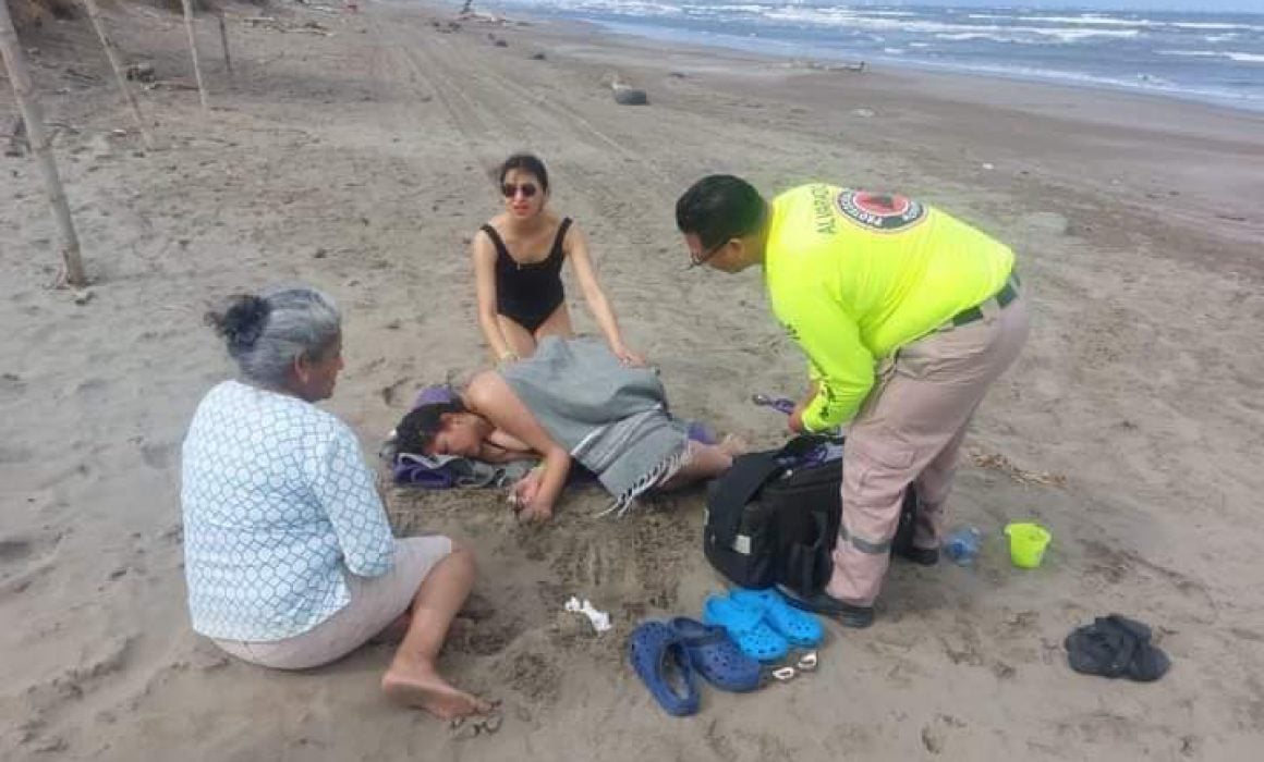 Rescatan a familia de Tlaxcala de morir ahogada en playa de Veracruz