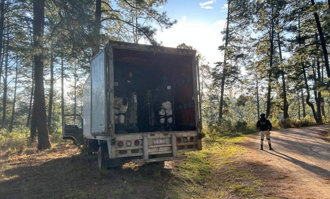 Decomisa GN tractocamión con 8 mil litros de huachicol en Nanacamilpa
