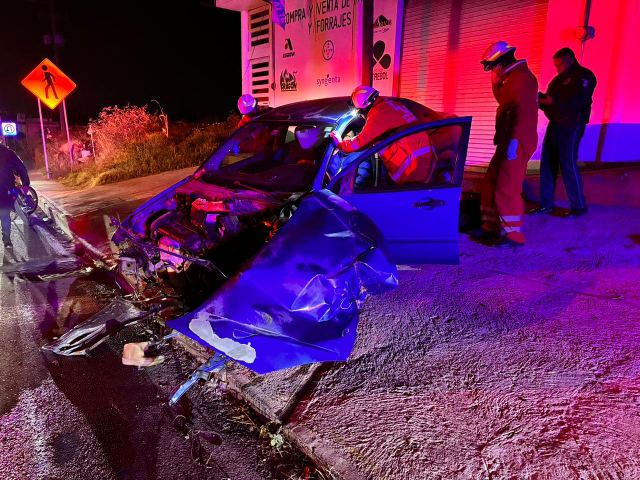 Conductor sobrevive a aparatoso accidente vial en Apetatittlán 