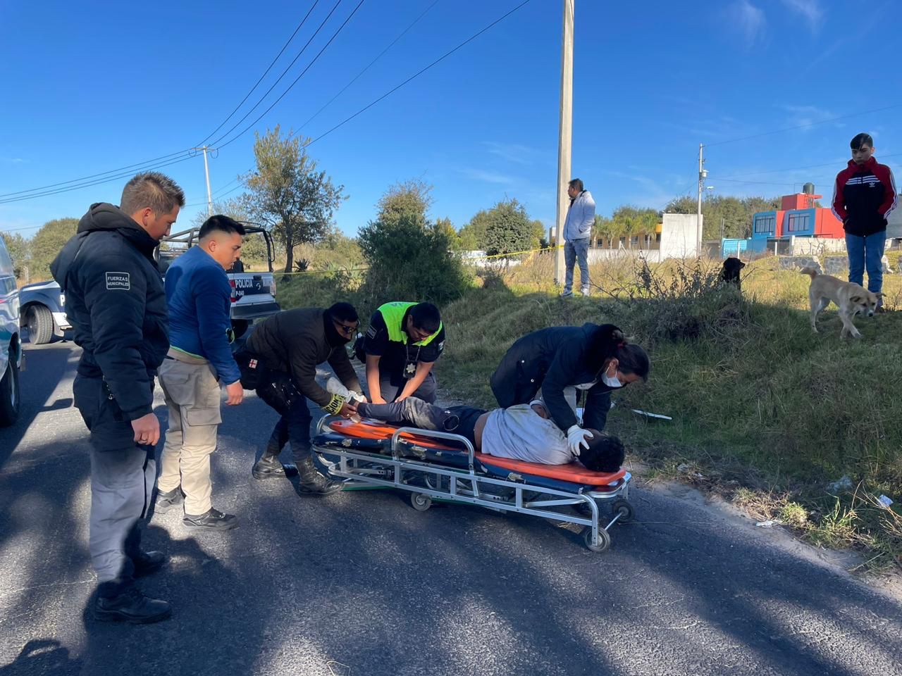 Se accidentan jóvenes que viajaban a bordo de una motocicleta, en San Pablo del Monte
