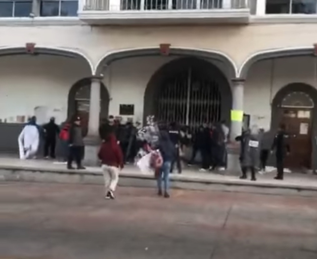 Estalla conflicto en Zacatelco, Alcalde arremete contra manifestantes con grupo de choque