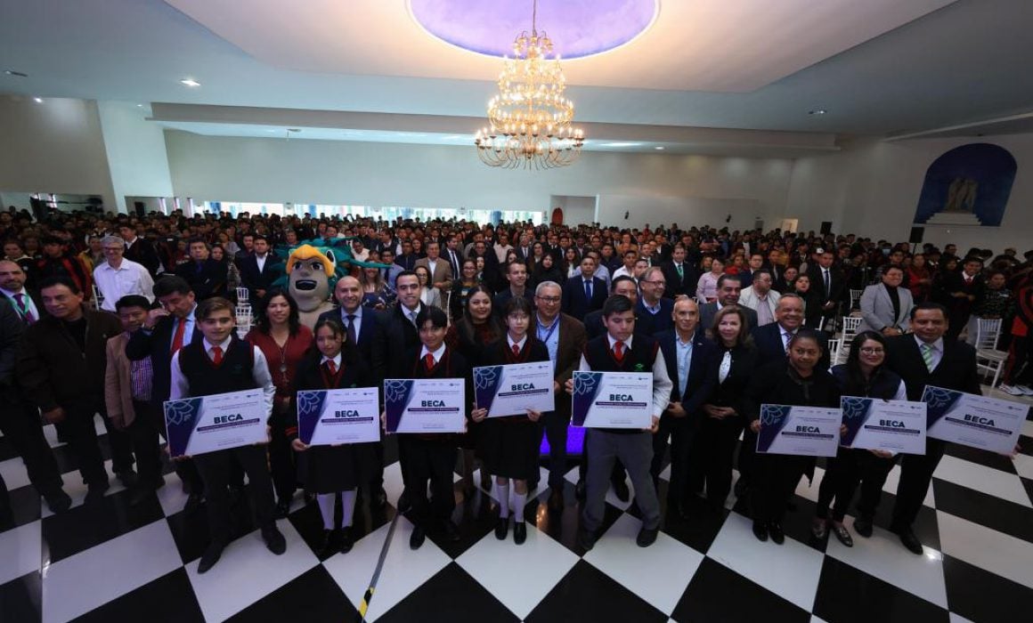 Reciben alumnos y docentes del Conalep becas