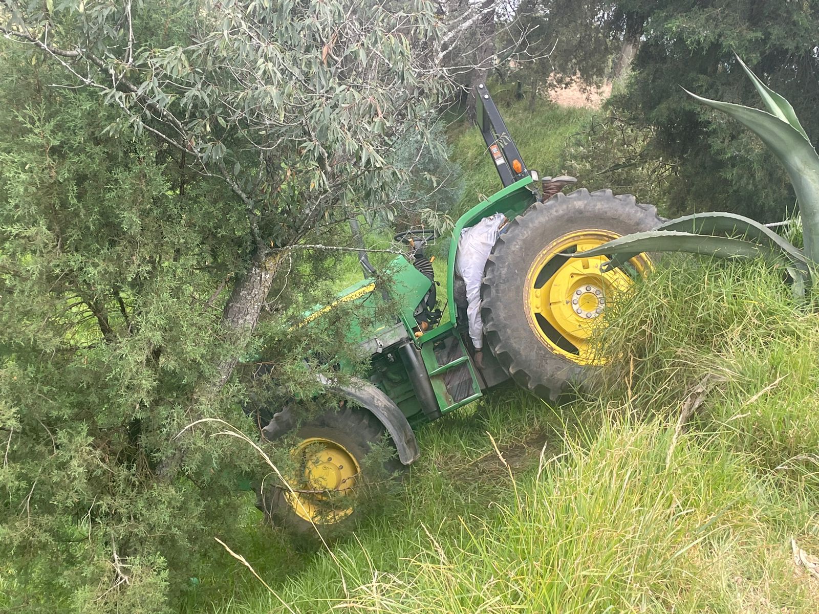 Muere campesino al caer de un tractor y quedar atrapado, en Texcalac