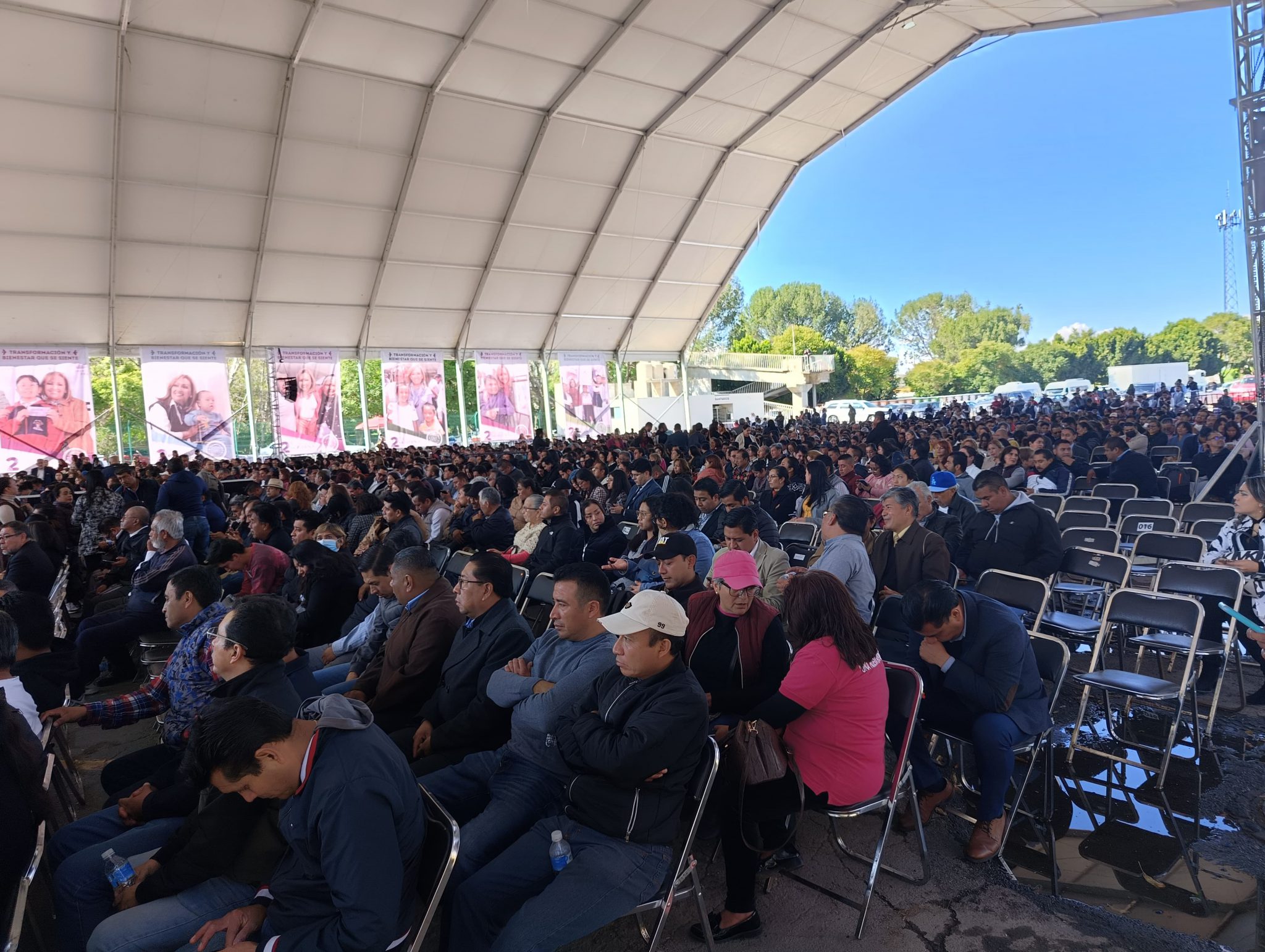 Parcialmente lleno teatro del pueblo previo a segundo informe de LCC