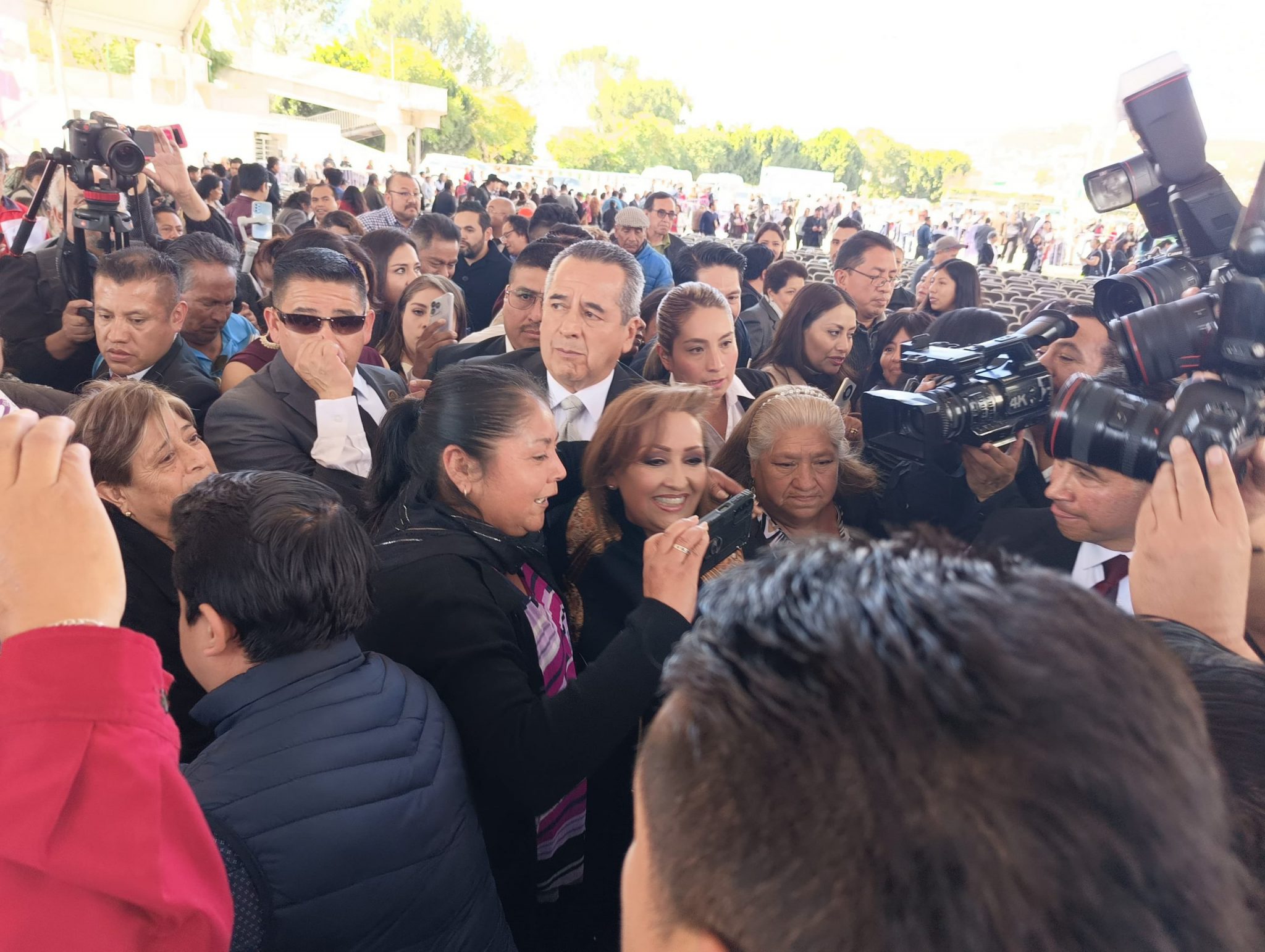 Arriba Lorena Cuéllar al Teatro del Pueblo para saludar a asistentes