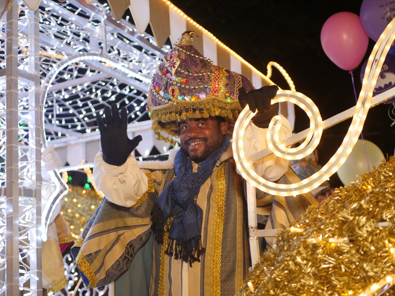 Atlixquenses y turistas recibieron a los Reyes Magos durante desfile por las calles de Atlixco