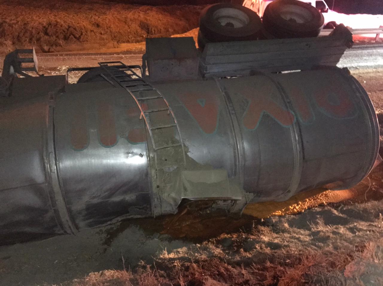Trailero muere aplastado tras volcar su unidad en "la curva de la muerte", en Calpulalpan.