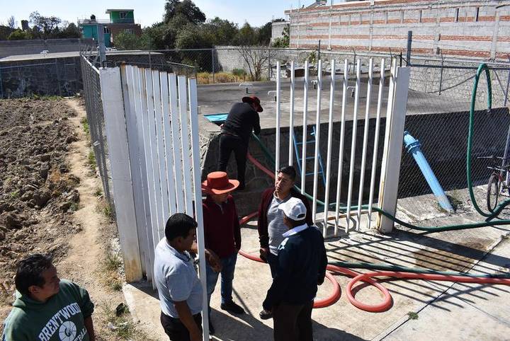 Alcalde de Contla acude a supervisar trabajos de rehabilitación a bomba en pozo de agua