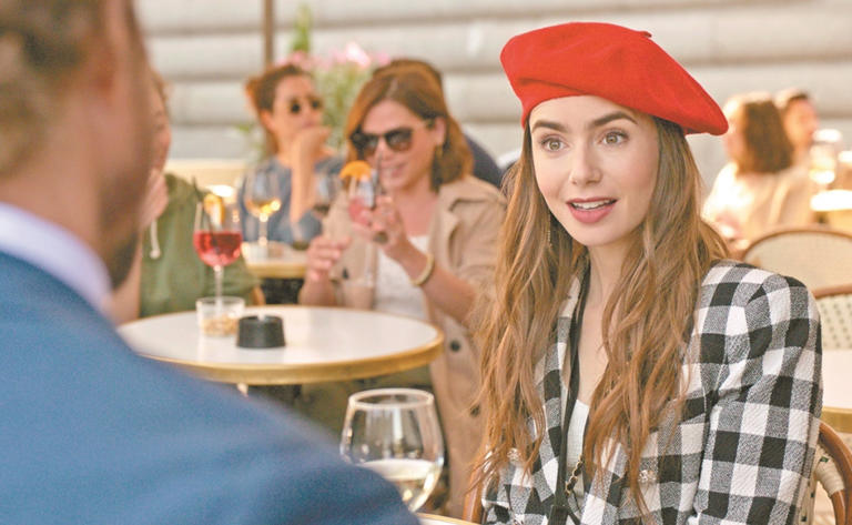 Usuarios descubren una pulga en la axila de actor de la serie Emily in Paris, incidente se hace viral (Vídeo)