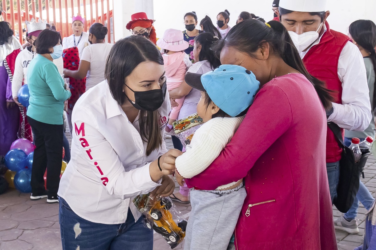 Entregó DIF Cholula juguetes a pequeños de las juntas auxiliares en la “Caravana de Reyes” 