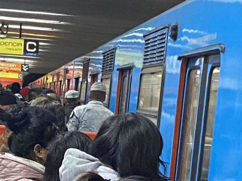 "Con todo y Guardia Nacional": Desalojan y retiran tren de Línea 7 tras reportar fallas