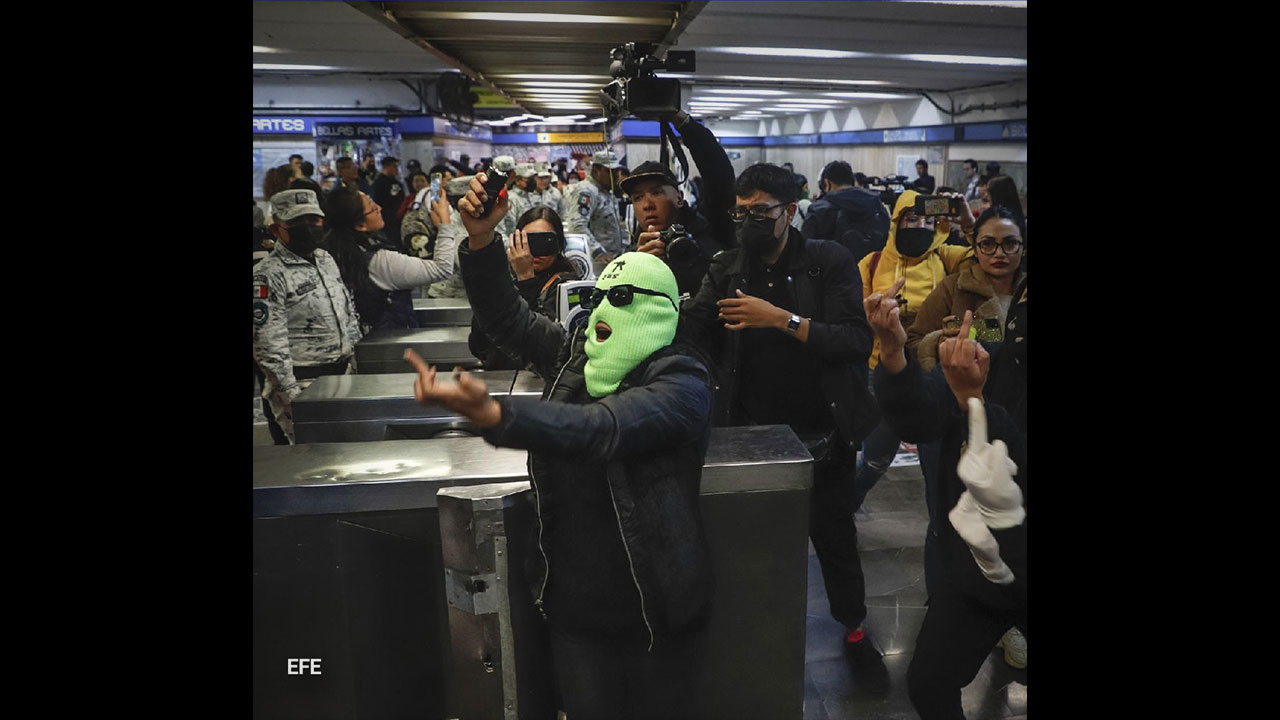 Protestan feministas en el Metro de CDMX por presencia de la Guardia Nacional